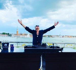 joe-t-vanelli-connecting-with-fans-during-covid